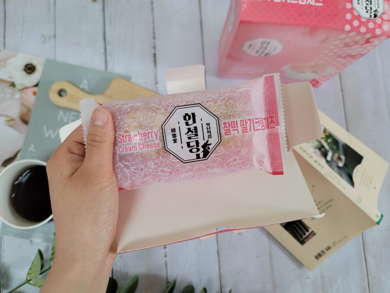 9148 Hanseoldang Mochi with Strawberry Cream cheese 한설당 찰떡 딸기크림치즈(냉동) 2개입